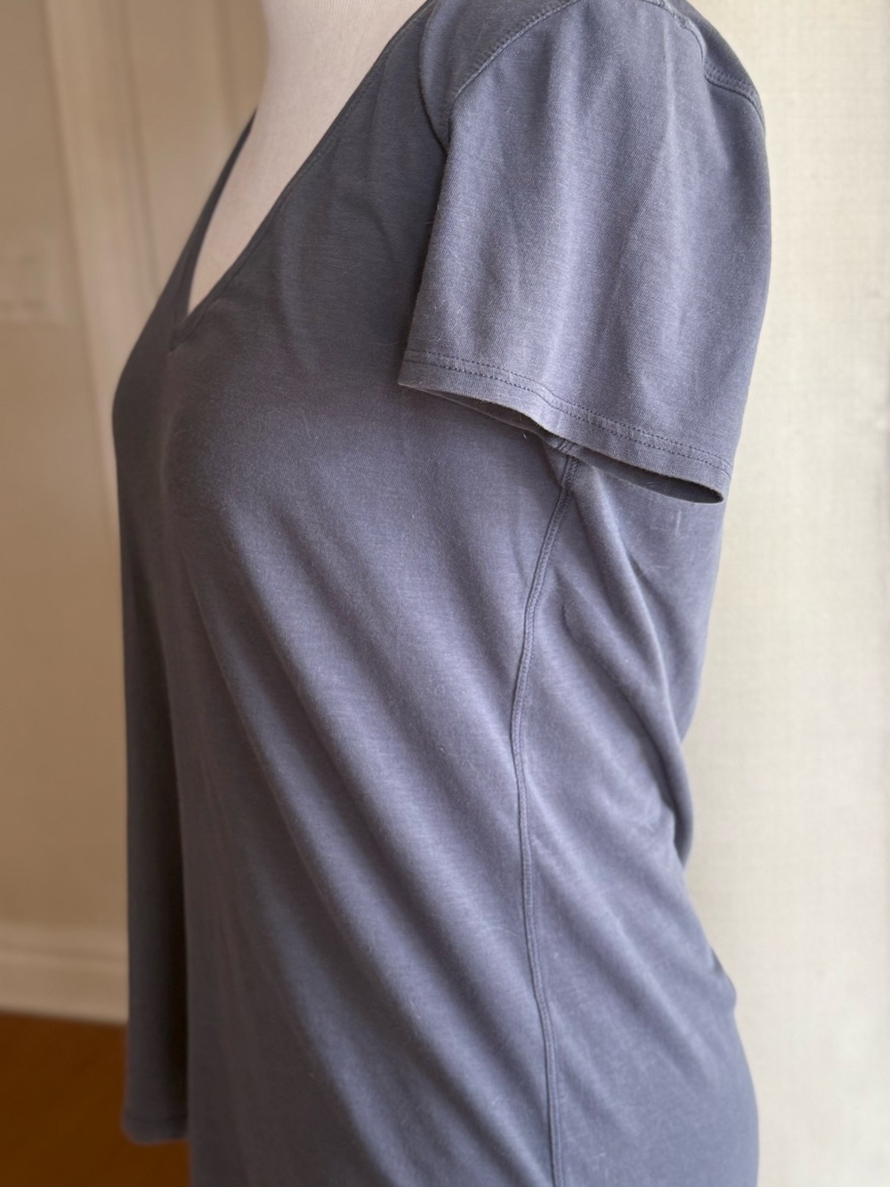 lululemon athletica Women's love V-Neck Short Sleeve Tee - Slate blue size 4 - Picture 2 of 5